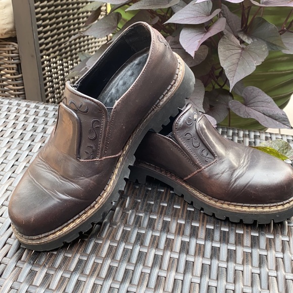 Embroidered leather shoe.  Comfortable footbed. - Picture 2 of 5